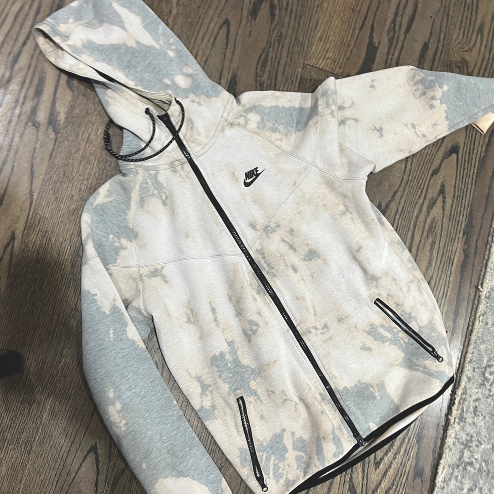 Nike tech fleece size medium